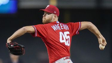 Zach Wheeler, abridor de los Filis de Filadelfia, hace un lanzamiento en el quinto juego de la Serie de Campeonato de la Liga Nacional ante los Diamondbacks de Arizona, el sábado 21 de octubre de 2023 (AP Foto/Ross D. Franklin)