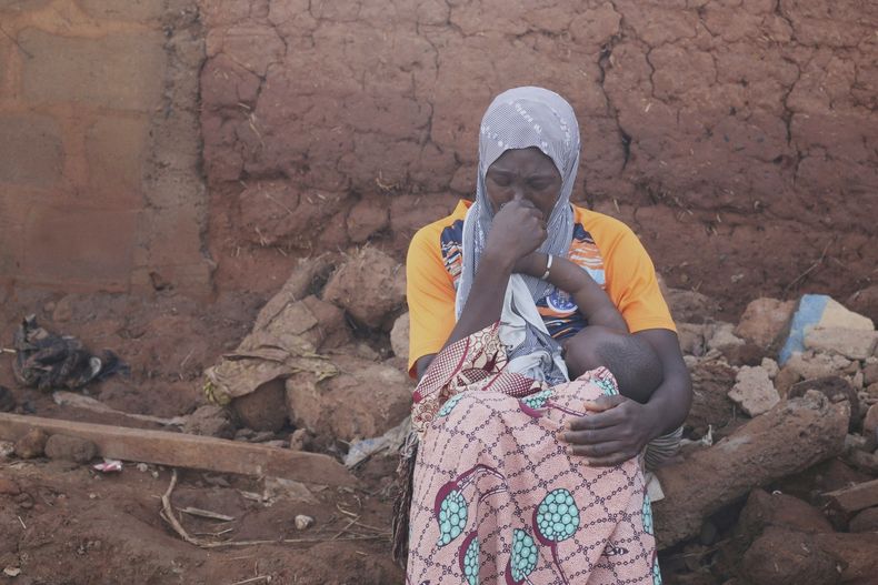 Una mujer en un lugar inundado tras fuertes lluvias en Mokwa, Nigeria, el 31 de mayo del 2025. (AP foto/Usman Salihu Mokwa)
