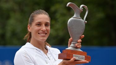 americateve | La alemana Andrea Petkovic posa con el trofeo tras ganar la final del torneo de Bad Gastein contra la estadounidense Shelby Rogers el domingo, 13 de julio del 2014, en Bad Gastein, Austria. (Foto AP/ Kerstin Joensson)