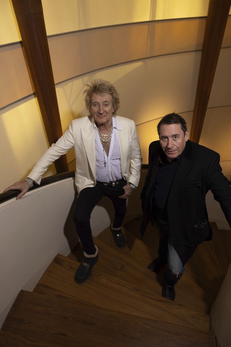 Rod Stewart, izquierda, y Jools Holland posan para un retrato el martes 7 de febrero de 2024, en Nueva York. (Foto Matt Licari/Invision/AP)