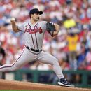 Spencer Strider, de los Bravos de Atlanta, hace un lanzamiento en el primer inning del juego ante los Filis de Filadelfia, el martes 20 de junio de 2023 (AP Foto/Matt Slocum)