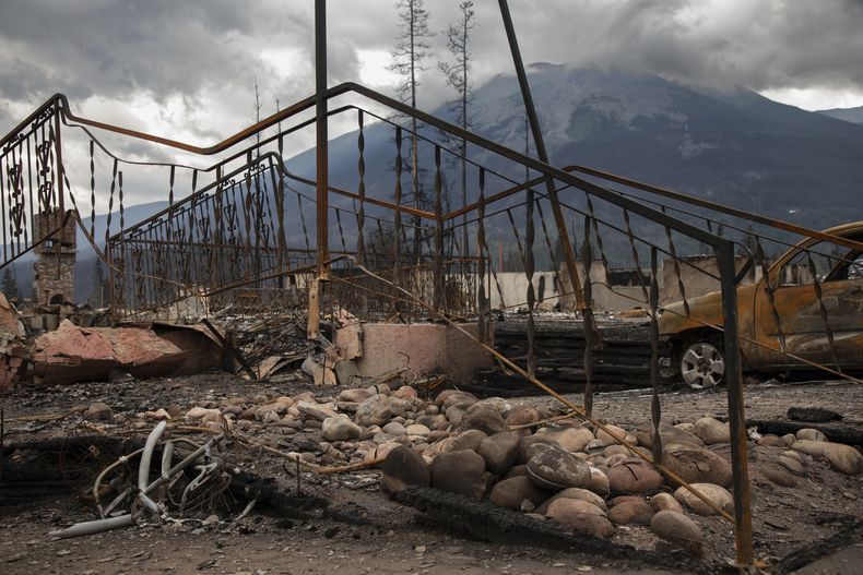 Daños tras un incendio forestal en Jasper, Alberta, el viernes 26 de julio de 2024. (Amber Bracken/The Canadian Press vía AP)