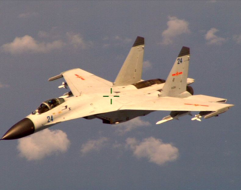 Un jet caza chino efect&uacute;a una "interceptaci&oacute;n peligrosa" de un avi&oacute;n de reconocimiento de la marina estadoundiense en espacio a&eacute;reo internacional frente a la costa de China, el 19 de agosto de 2014. La foto fue tomada