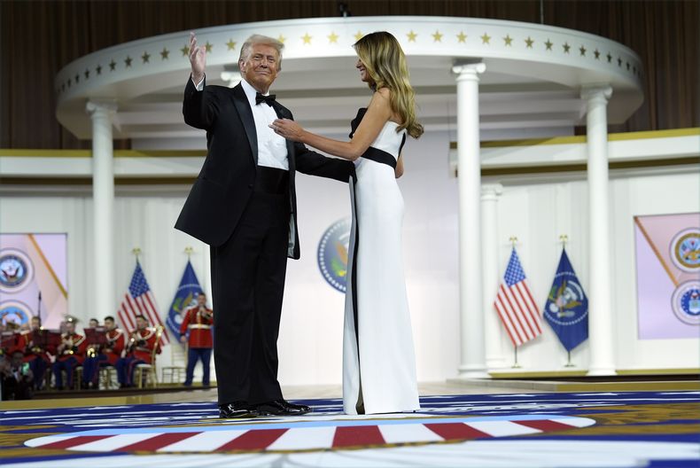 El presidente Donald Trump y la primera dama Melania Trump bailan en el baile del Comandante en Jefe, parte de la 60ma investidura presidencial de Estados Unidos, el lunes 20 de enero de 2025, en Washington. (AP Foto/Evan Vucci)