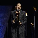 Natalia Lafourcade recibe el premio a mejor álbum de rock o música alternativa latina por De todas las flores en la 66a entrega anual de los Premios Grammy el domingo 4 de febrero de 2024 en Los Ángeles. (Foto AP/Chris Pizzello)