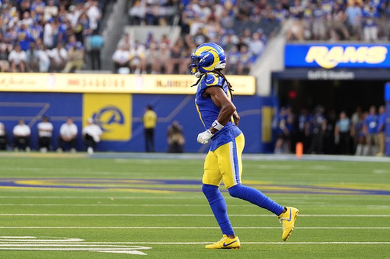 Davante Adams (17), receptor abierto de los Rams de Los Ángeles, sale cojeando del campo hacia la banda durante la segunda mitad del partido de la NFL en contra de los Cardinals de Arizona, el domingo 18 de octubre de 2026, en Inglewood, California. (AP Foto/Gregory Bull)