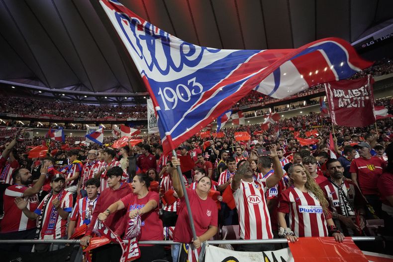 Aficionados del Atlético de Madrid alientan a su equipo antes del derbi ante el Real Madrid en el Estadio Metropolitano en Madrid el domingo 29 de septiembre del 2024. (AP Foto/Bernat Armangue)