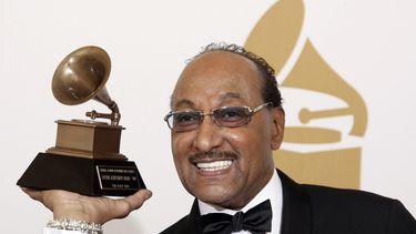 ARCHIVO - Duke Fakir sostiene el premio a su trayectoria tras bambalinas en la 51ª edición anual de los premios Grammy en Los Ángeles el 8 de febrero de 2009. Fakir, el último de los Four Tops originales, murió el lunes de insuficiencia cardíaca a los 88 años. (Foto AP/Matt Sayles, archivo)