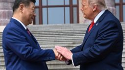 ARCHIVO - El presidente de China, Xi Jinping, a la izquierda, estrecha la mano del presidente de Estados Unidos, Donald Trump, en el Gran Salón del Pueblo en Beijing, el 14 de mayo de 2026. (Kenny Holston/Pool Foto via AP, achivo)