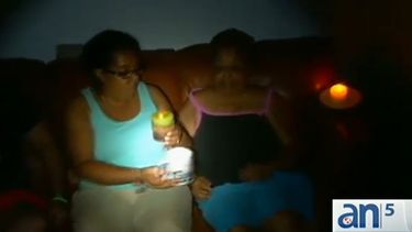 americateve | Una familia de Hialeah continúa bajo el peligro de ser desalojados esta misma noche supuestamente porque no se les aviso no se les avisó  que la casa donde viven esta en ejecución hipotecaria. Ahora piden la ayuda de la comunidad.