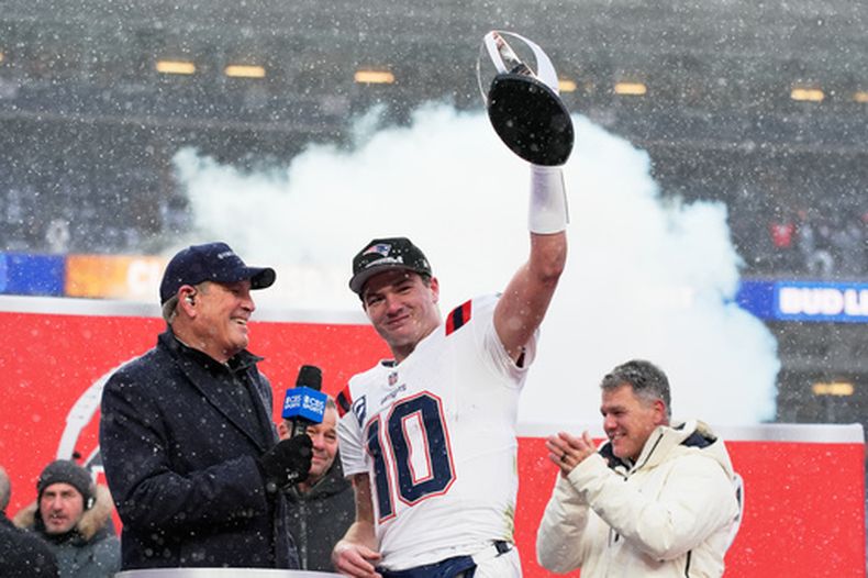 El quarterback de los Patriots de Nueva Inglaterra Drake Maye celebra con el trofeo de campeón de la AFC al vencer a los Broncos de Denver el domingo 25 de enero del 2026. (AP Foto/John Locher)
