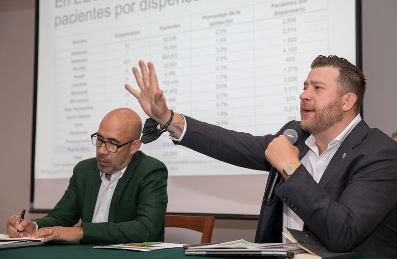 José Aleczer Rivera, presidente de Micam, catalogó la saturación de licencias para dispensarios y otras operaciones de cannabis medicinal como un estado de emergencia. A la izquierda, Gustavo Vélez, que presentó el estudio. (Suministrada)