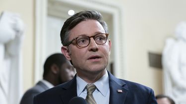 El presidente de la Cámara de Representantes, Mike Johnson, habla con reporteros tras la aprobación del proyecto de ley de financiación para evitar el cierre del gobierno en el Capitolio, Washington, el viernes 20 de diciembre de 2024. (AP Foto/Jose Luis Magana)