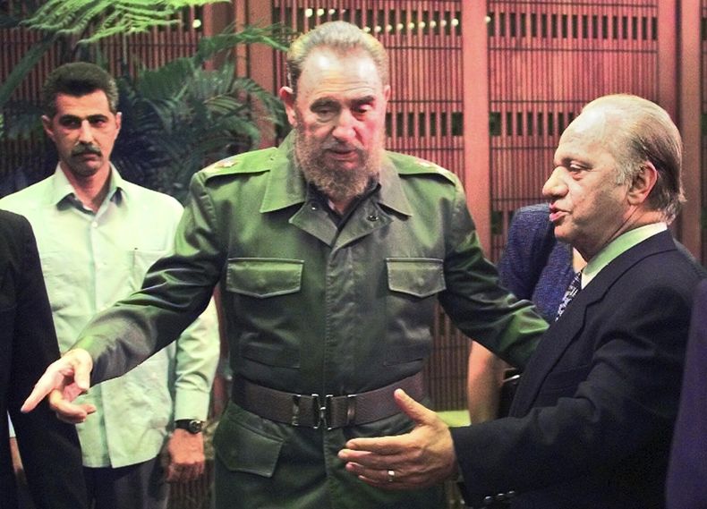 ARCHIVO - El presidente cubano Fidel Castro saluda al dueño de los Orioles de Baltimore Peter Angelos en el Palacio Nacional de La Habana, el 27 de marzo de 1999. Angelos ha fallecido a los 94 años de edad. (AP Foto/Roberto Borea)