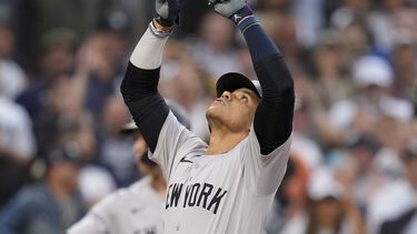 El dominicano Juan Soto, de los Yankees de Nueva York, festeja su jonrón de dos carreras en el juego ante los Padres de San Diego, el viernes 24 de mayo de 2024 (AP Foto/Gregory Bull)