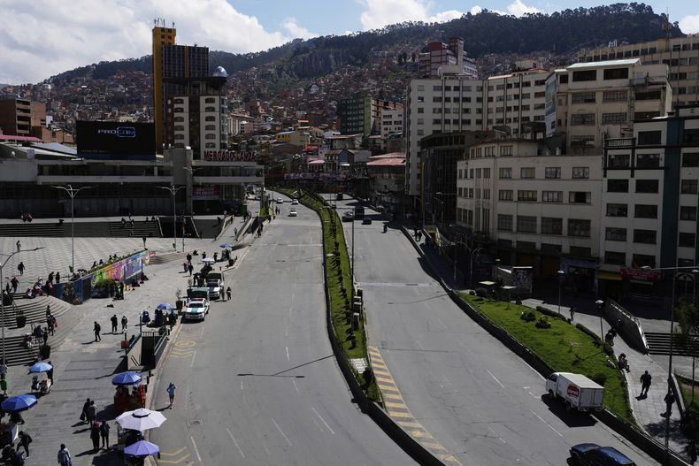 Una calle sin vehículos durante una huelga de transporte público en La Paz, Bolivia, el jueves 10 de abril de 2025. (AP Foto/Juan Karita)