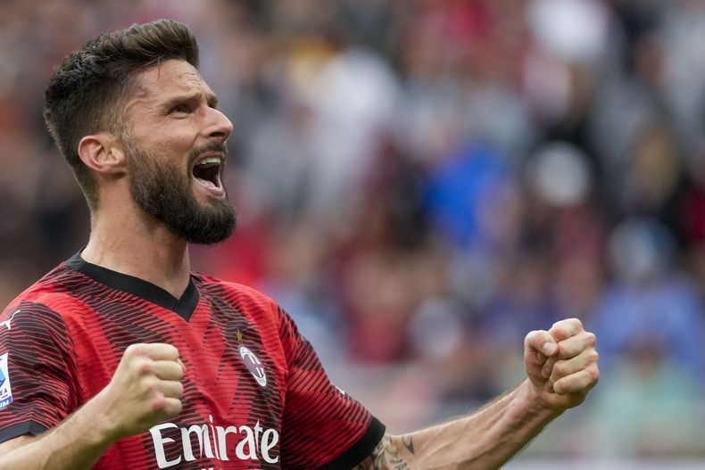 Olivier Giroud celebra tras anotar un gol para al AC Milan ante Genoa en la Serie A, el domingo 5 de mayo de 2024. (AP Foto/Luca Bruno)
