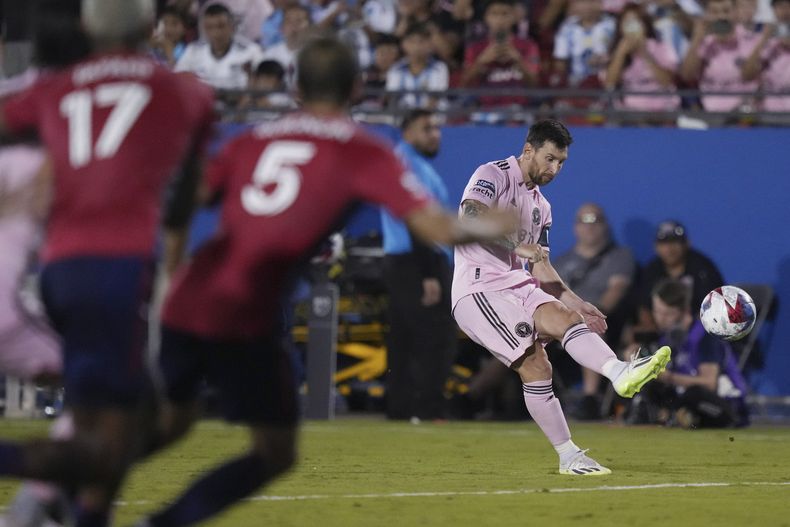 Lionel Messi del Inter Miami remata de tiro libre en el partido contra FC Dallas en la Leagues Cup, el domingo 6 de agosto de 2023, en Frisco, Texas. (AP Foto/LM Otero)