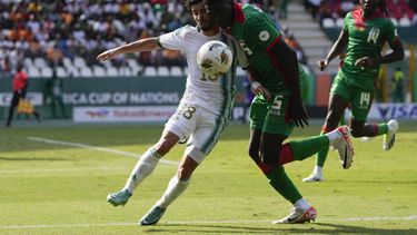 Mohamed Amoura de Argelia pelea por el balón con Nasser Djiga de Burkina Faso en el encuentro del Grupo D de la Copa Africana de Naciones en Costa de Marfil el sábado 20 de enero de 2024. (AP Foto/Themba Hadebe)