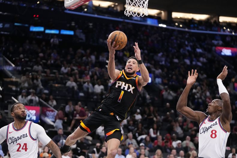 Devin Booker, de los Suns de Phoenix, salta para encestar en el partido ante los Clippers de Los Ángeles, el jueves 31 de octubre de 2024 (AP Foto/Mark J. Terrill)