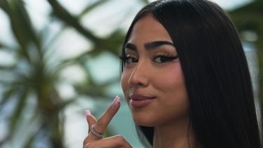 La cantante y compositora chileno-estadounidense Paloma Mami posa para una foto durante una entrevista en la Ciudad de México, el jueves 17 de julio de 2025. (Foto AP/Marco Ugarte)
