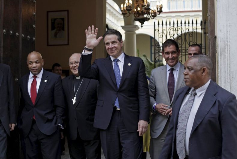 El gobernador de Nueva York, Andrew Cuomo, (centro) junto al cardenal Jaime Ortega.