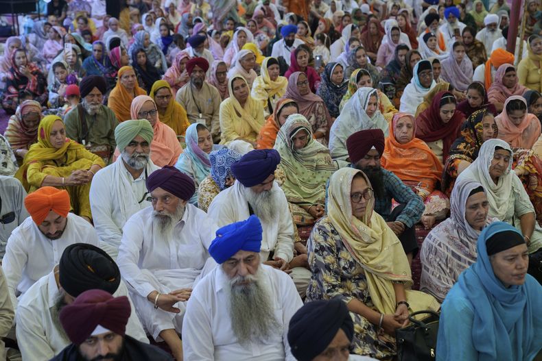 Peregrinos sijs asisten a una ceremonia por el festival Vaisakhi en el santuario de Gurdwara Janam Asthan en Nankana Sahib, unos 75 kilómetros (46 millas) al oeste de Lahore, Pakistán, el lunes 14 de abril de 2024. (AP Foto/K.M. Chaudary)