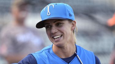 ARCHIVO - La manager de los Tampa Tarpons Rachel Balkovec durante su debut con la sucursal de Clase A de los Yanquis de Nueva York, el 8 de abril de 2022, en Lakeland, Florida. Balkovec será la nueva directora de desarrollo de jugadores de los Marlins de Miami. (AP Foto/Phelan M. Ebenhack)