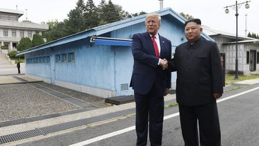 encuentro historico: donald trump cruzo a corea del norte y se reunio con kim jong-un en la zona desmilitarizada