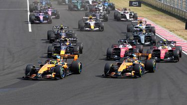 El piloto de McLaren Lando Norris lidera en la largada del Gran Premio de Hungría, el domingo 26 de julio de 2026. (AP Foto/Darko Bandic)