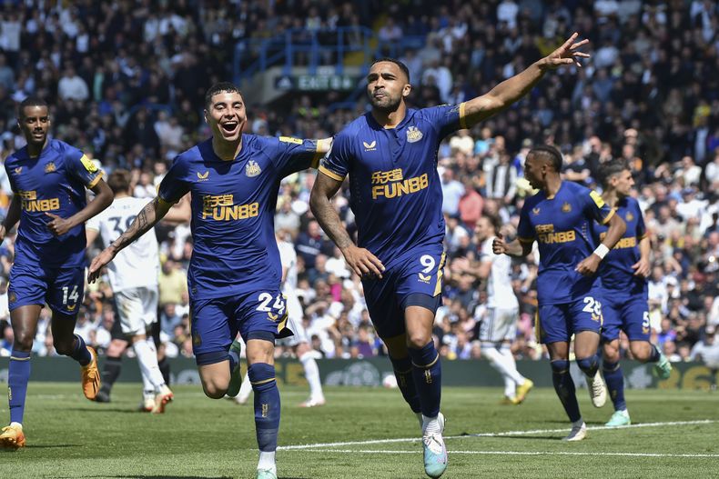 Callum Wilson del Newcastle celebra con su compañero Jacob Murphy tras anotar el segundo gol de su equipo en el encuentro ante el Leeds en la Liga Premier el sábado 13 de mayo del 2023. (AP Foto/Rui Vieira)
