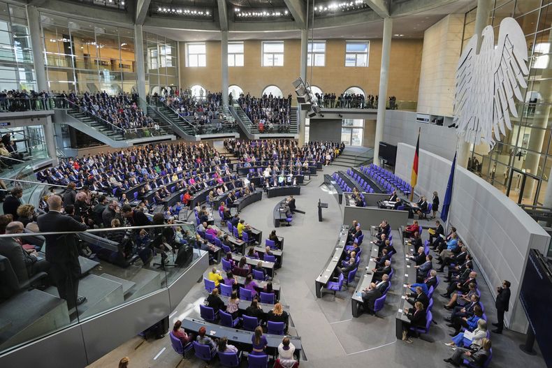 Legisladores esperan al inicio de la sesión en la que se esperaba que Friedrich Merz fuera elegido nuevo canciller, en el parlamento, o Bundestag, en Berlín, el martes 6 de mayo de 2025. (AP Foto/Markus Schreiber)