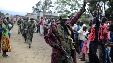 americateve | Un soldado del ej&eacute;rcito congole&ntilde;o saluda a los civiles que lo aclaman mientras el ej&eacute;rcito entra en el poblado de Bunagana, en el este de Congo, cerca de la frontera con Uganda, el mi&eacute;rcoles 30 de octubre de 2013.  (AP Foto/Jos