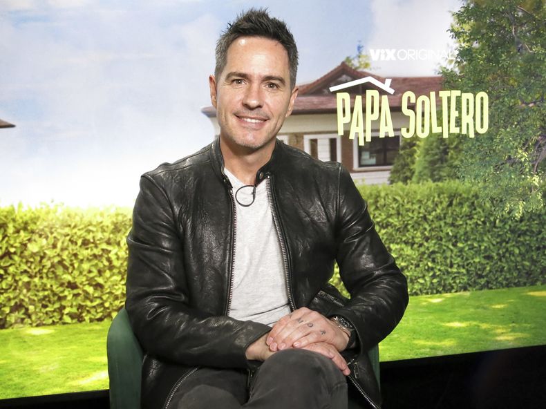 El actor Mauricio Ochmann posa durante una entrevista sobre la serie mexicana de comedia Papá soltero, en la Ciudad de México, el miércoles 11 de junio de 2025. (Foto AP/Berenice Bautista)