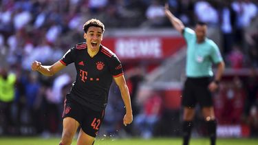 Jamal Musiala del Bayern Munich celebra tras anotar el segundo gol de su equipo en el encuentro ante el Colonia para que el equipo se consagrara campeón de la Bundesliga el sábado 27 de mayo del 2023. (Marius Becker/dpa via AP)