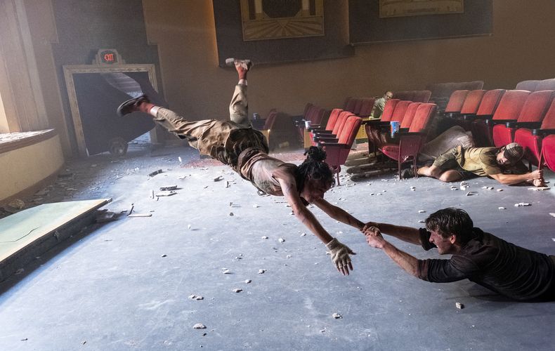 En esta imagen proporcionada por Universal Pictures, Sasha Lane, izquierda, y Glen Powell en una escena de Twisters. (Melinda Sue Gordon/Universal Pictures via AP)