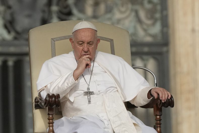 El papa Francisco asiste a la audiencia semanal en la Basílica de San Pedro, en el Vaticano, el miércoles 13 de septiembre de 2023. (Foto AP/Gregorio Borgia, Archivo)