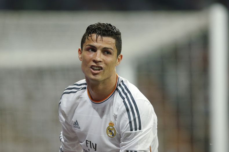 El jugador de Real Madrid, Cristiano Ronaldo, gesticula en un partido contra Valencia el domingo, 4 de mayo de 2014, en Madrid. Cristiano sali&oacute; lesionado de un partido contra Valladolid el mi&eacute;rcoles 7 de mayo. (AP Photo/Daniel Ochoa de Olza)