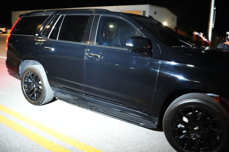 Tiger Woods abandona las instalaciones de la cárcel de la Oficina del Alguacil del Condado de Martin tras su implicación en un accidente automovilístico por el que fue arrestado bajo un cargo de conducir bajo los efectos de sustancias (DUI, por sus siglas en inglés) el viernes 27 de marzo de 2026. (Foto AP/Jim Rassol)