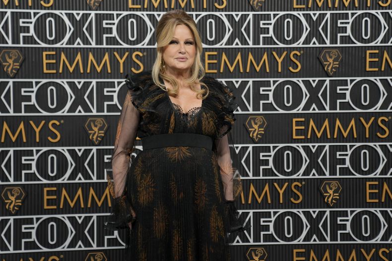 Jennifer Coolidge llega a la 75a edición de los Premios Emmy el lunes 15 de enero de 2024 en el Teatro Peacock de Los Ángeles. (Foto AP/Ashley Landis)