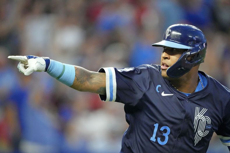 El venezolano Salvador Pérez, de los Reales de Kansas City, festeja su jonrón de dos carreras ante los Filis de Filadelfia, el viernes 23 de agosto de 2024 (AP Foto/Charlie Riedel)