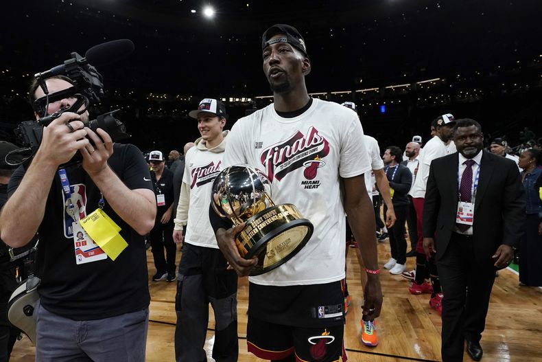 El pívot del Heat de Miami Bam Adebayo camina con el Trofeo Bob Cousey tras ganar el juego 7 de las finales de la Conferencia Este ante los Celtics de Boston el lunes 29 de mayo del 2023. (AP Foto/Charles Krupa )