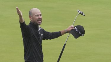 Brian Harman celebra en el green del 18vo hoyo tras ganar el Abierto Británico de golf, el domingo 23 de julio de 2023, en Hoylake, Inglaterra. (AP Foto/Kin Cheung)