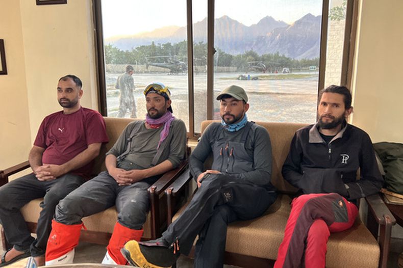 En esta foto, distribuida por el Alpine Club de Pakistán el 31 de julio de 2026, miembros de un equipo de rescate de montaña se preparan para partir de una base aérea en el operativo para dar con montañeros desaparecidos tras una avalancha en el Broad Peak, en Skardu, en la región de Gilgit-Baltistan, en el norte de Pakistán. (Alpine Club de Pakistán vía AP)