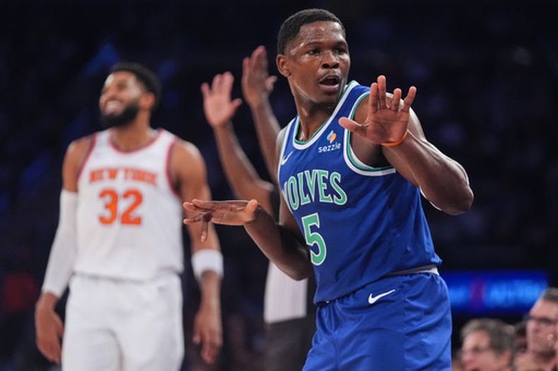 Anthony Edwards (5) de los Timberwolves de Minnesota gesticula durante un partido de pretemporada contra los Knicks de Nueva York, el lunes 12 de octubre de 2026, en Nueva York. (AP Foto/Frank Franklin II)