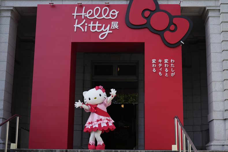 Hello Kitty saluda en la ceremonia de inauguración de la exposición A medida que yo cambio, ella también, que conmemora el 50 aniversario de Hello Kitty en el Museo Nacional de Tokio en Tokio el miércoles 30 de octubre de 2024. (Foto AP/Shuji Kajiyama)