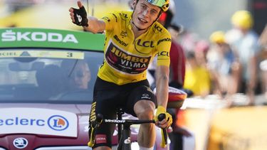 Jonas Vingegaard, con el maillot amarillo de líder general, cruza la meta de la 18va etapa del Tour de Francia, el 21 de julio de 202, en Hautacam. (AP Foto/Thibault Camus)