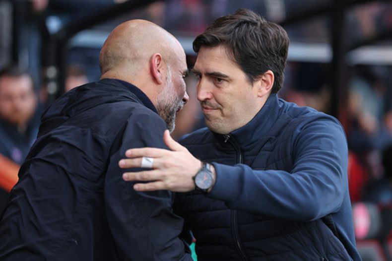El director técnico del Manchester City, Pep Guardiola (izquierda), saluda al director técnico del Bournemouth, Andoni Iraola, antes del partido de fútbol de la Premier League inglesa entre el AFC Bournemouth y el Manchester City en Bournemouth, Inglaterra, el martes 19 de mayo de 2026. (Foto AP/Ian Walton)