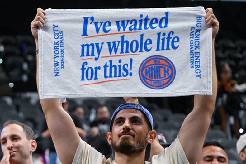 Un fanático de los Knicks de Nueva York celebra después de que su equipo venciera a los Spurs de San Antonio en el quinto juego de las Finales de la NBA, el sábado 13 de junio de 2026, en San Antonio. (AP Foto/Darren Abate)