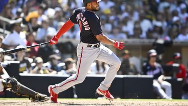 Jeimer Candelario, de los Nacionales de Washington, conecta un sencillo productor a los Padres de San Diego en la séptima entrada del partido en San Diego, el domingo 25 de junio de 2023. (AP Foto/Denis Poroy)